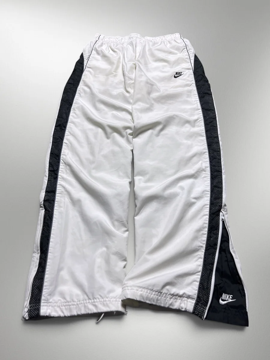 Weiße Nike-Trackpants mit dunklen Seiteneinsätzen