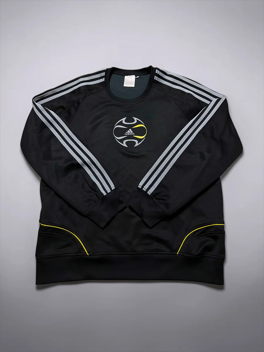 Dunkles Adidas-Oberteil mit hellen Streifen