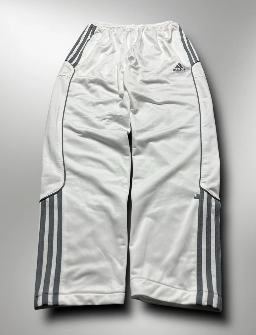 Helle Adidas-Trackpants mit dunklen Streifen
