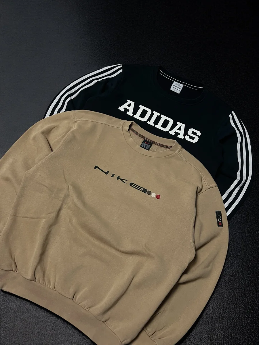 Beiges Nike-Oberteil und schwarzes Adidas-Oberteil