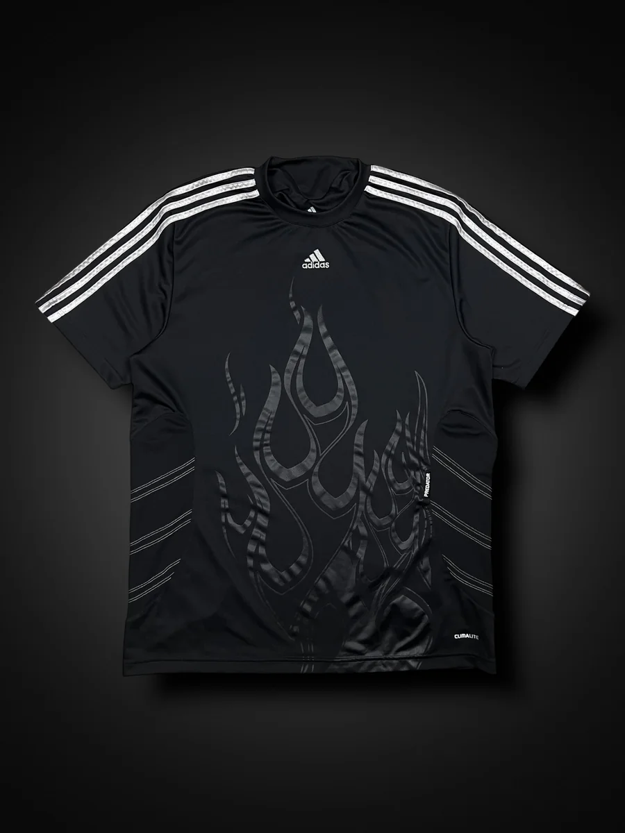 Schwarzes Adidas-T-Shirt