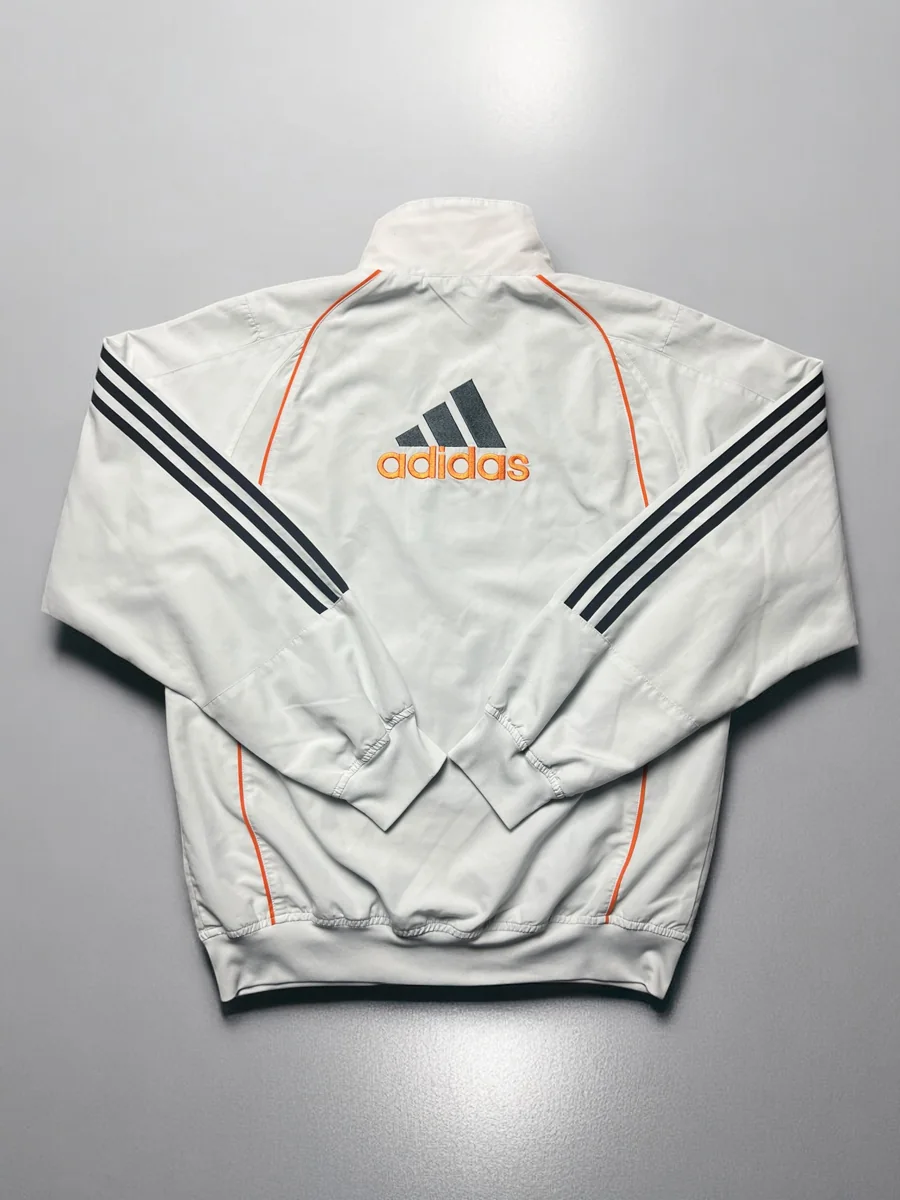 Helles Adidas-Oberteil mit orangefarbenem Logo