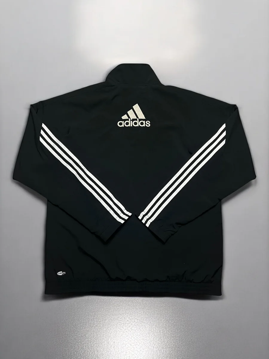 Schwarzes Adidas-Oberteil