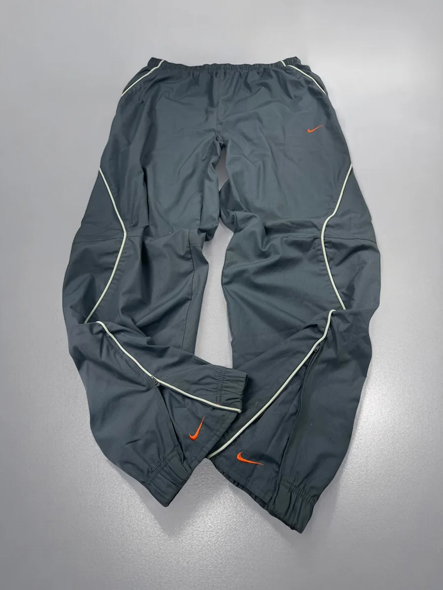 Dunkle Vintage-Trackpants aus der Dripzone-Auswahl